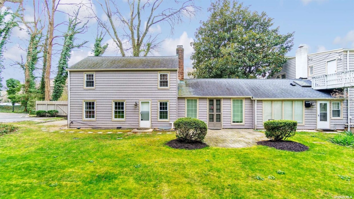 Primary Photo - 565 Cedar Swamp Rd