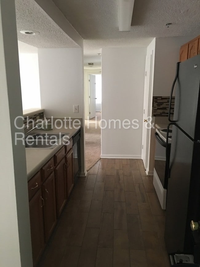 Building Photo - 1649 Arlyn Cir