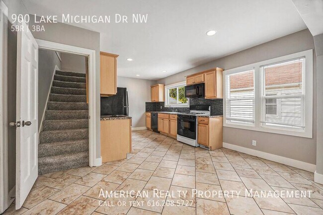 Foto del edificio - 900 Lake Michigan Dr NW