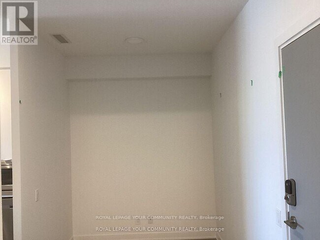 Photo du bâtiment - 30 Upper Mall Wy