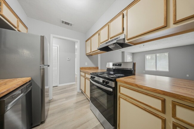 Building Photo - Recently Remodeled 2 Bedroom 1 Bathroom Duplex! BRAND NEW APPLIANCES! FRESH PAINT!