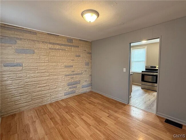 Foto del edificio - 261 W 5th St