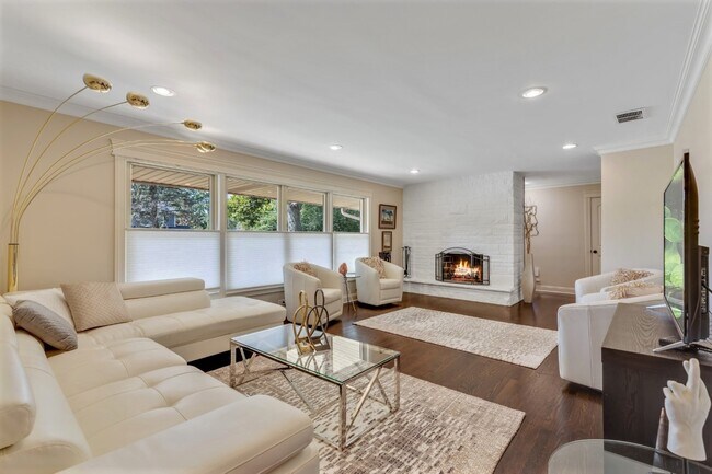 Foto del edificio - 23W050 Hackberry Dr