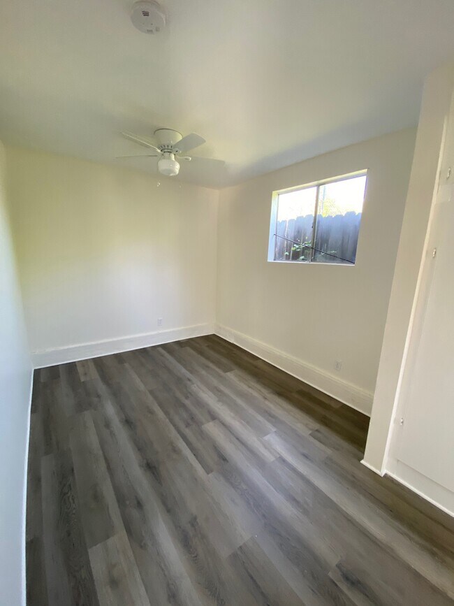 Building Photo - 927 Camulos St