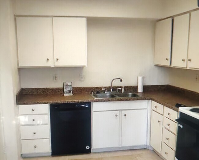 Foto del edificio - 5329 Pinewilde Dr