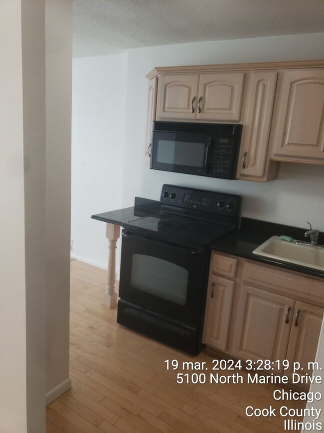 Foto del edificio - 5100 N Marine Dr
