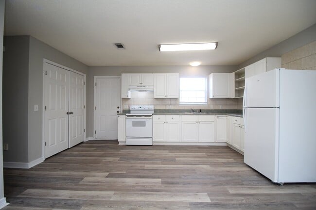 Building Photo - Gulf Breeze 3-Bedroom, 1-Bath Home Zoned for Top Schools with Quick Access to Pensacola and Pensa...