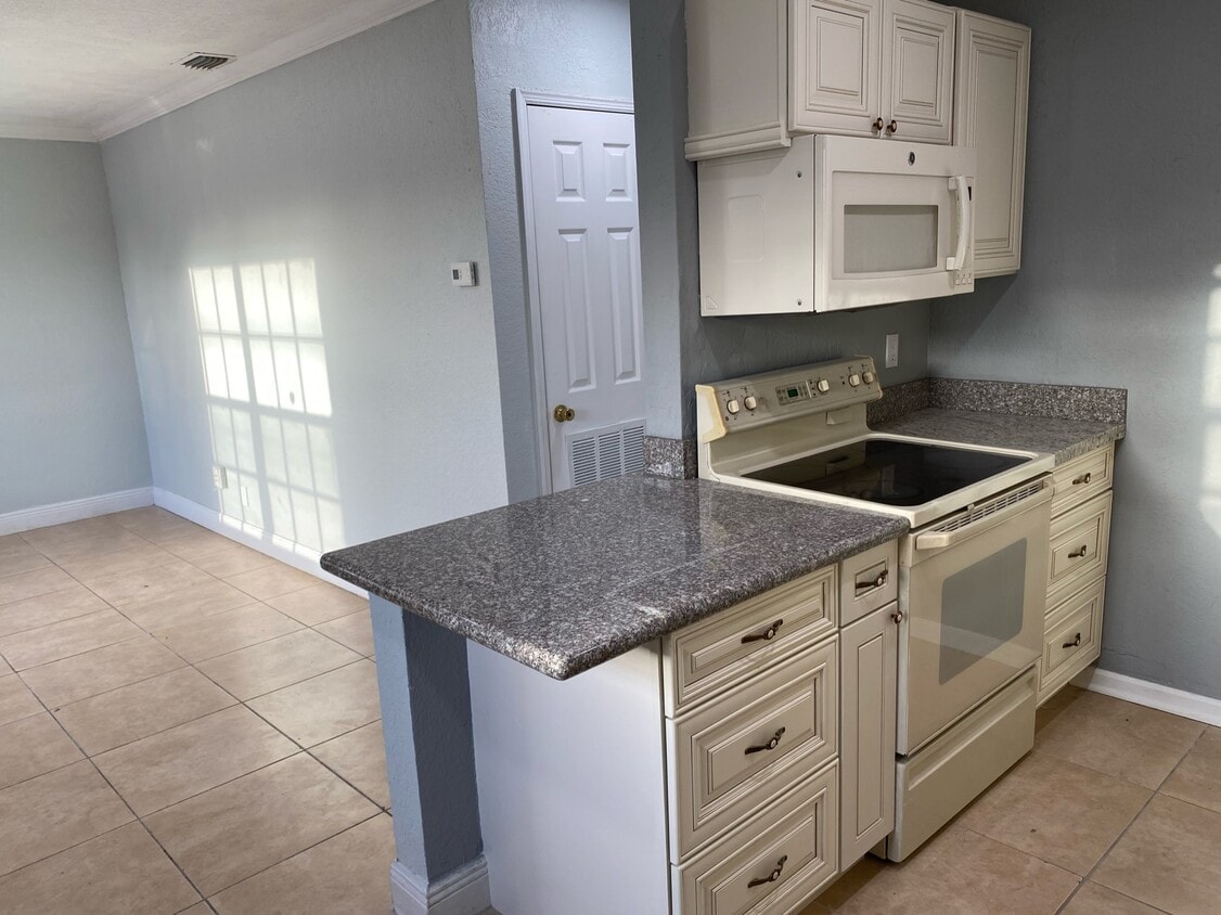 Kitchen & Living Room - 778 SW 2nd Ave (Deerfield Beach, FL)