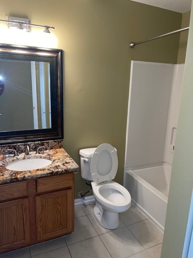 Building Photo - 406 Woodview Cir