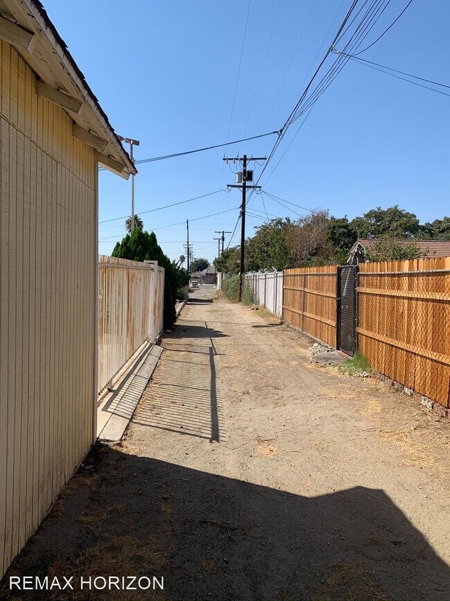 Building Photo - 3 br, 1 bath House - 741 E. Holt Blvd