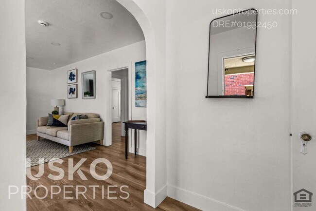 Foto del edificio - "Charming 4-Bed Retreat in the Heart of Sacramento - 1407 Sq Ft of Comfort!"