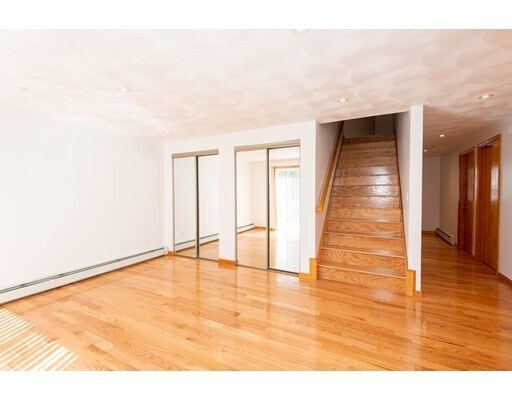 Foto del edificio - 9 Rosewood Dr