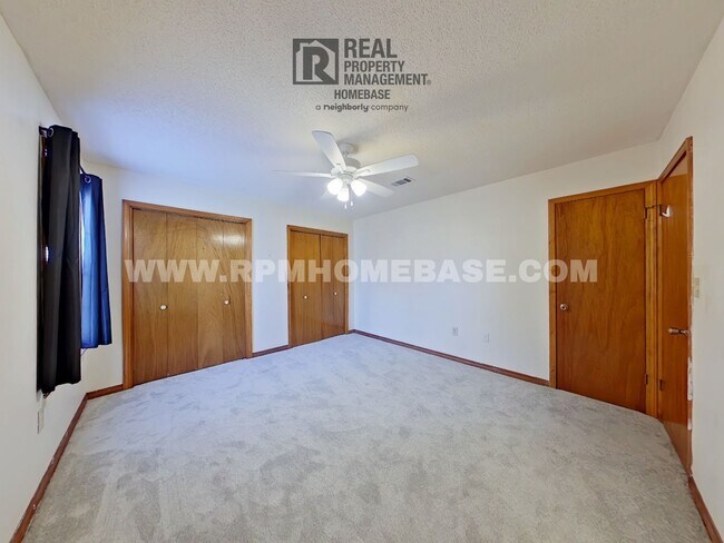Foto del edificio - Charming 4-Bedroom Home with Spacious Yard...