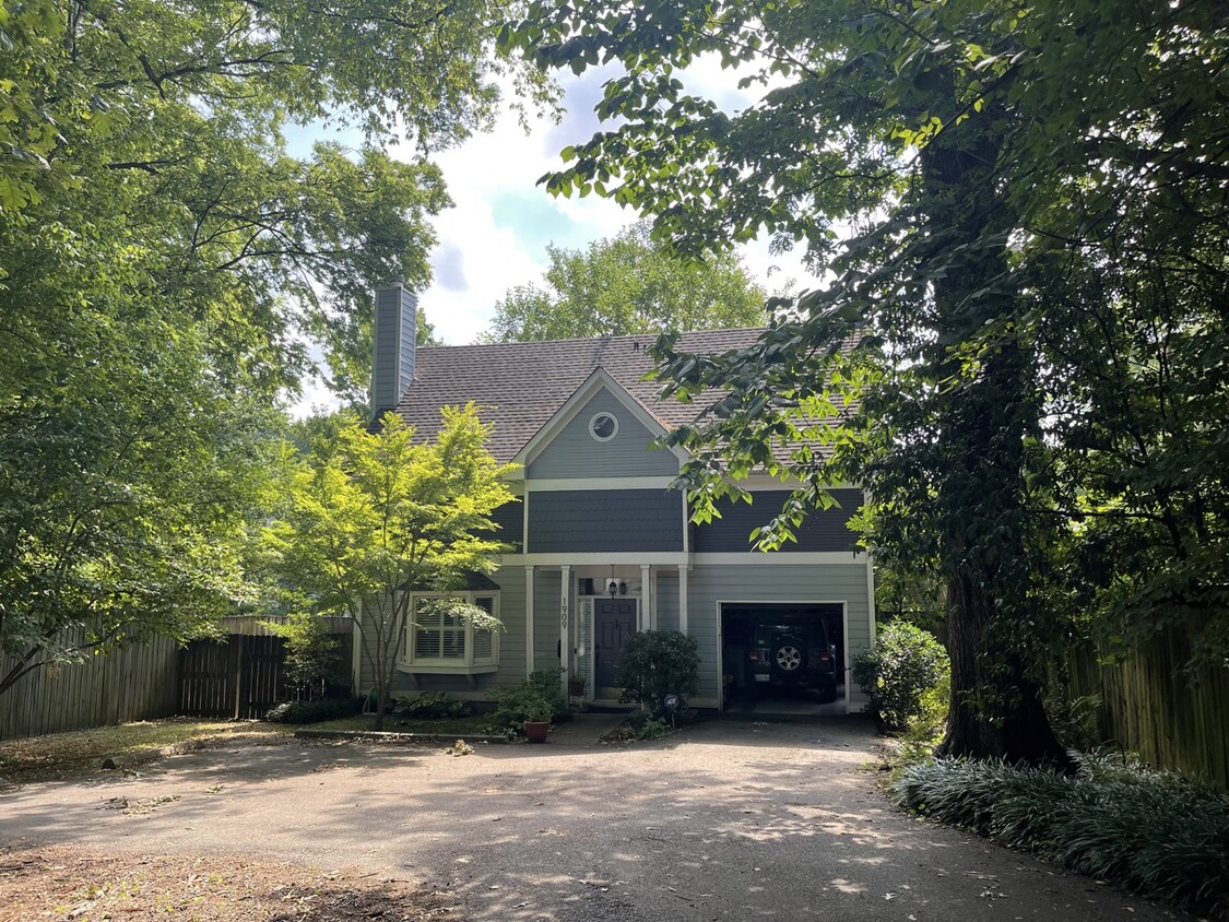 Front of House - 1909 Parkview Cove