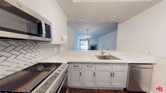 Foto del edificio - 3480 Barham Blvd