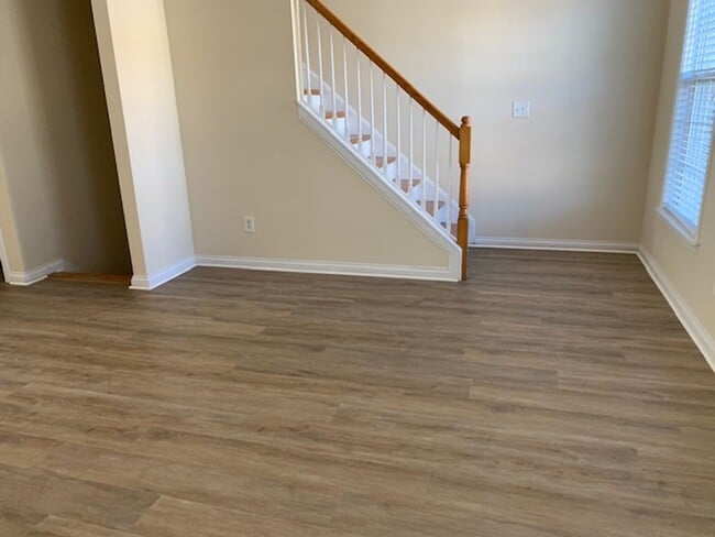 Building Photo - Spacious 3 bedroom townhouse in Dove Creek Subdivision!        20260504