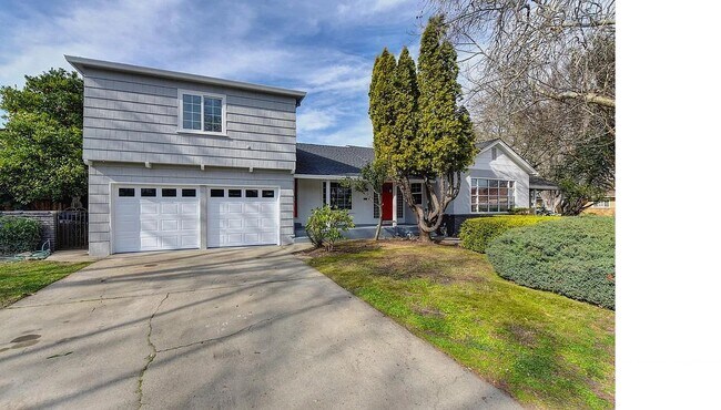 Building Photo - 3138 Land Park Dr