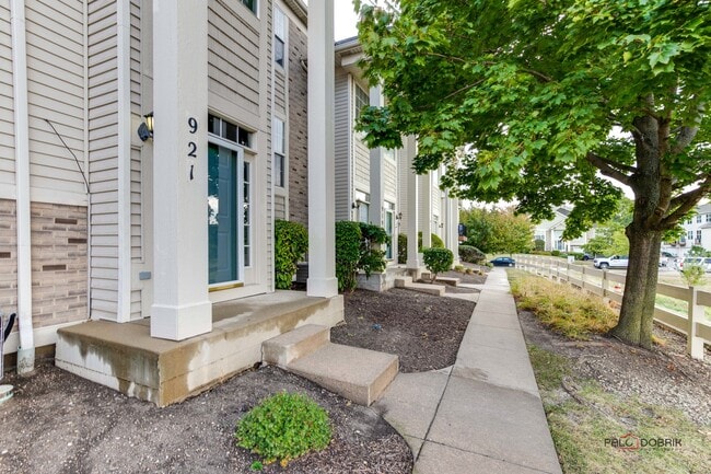 Building Photo - 921 Summit Creek Dr