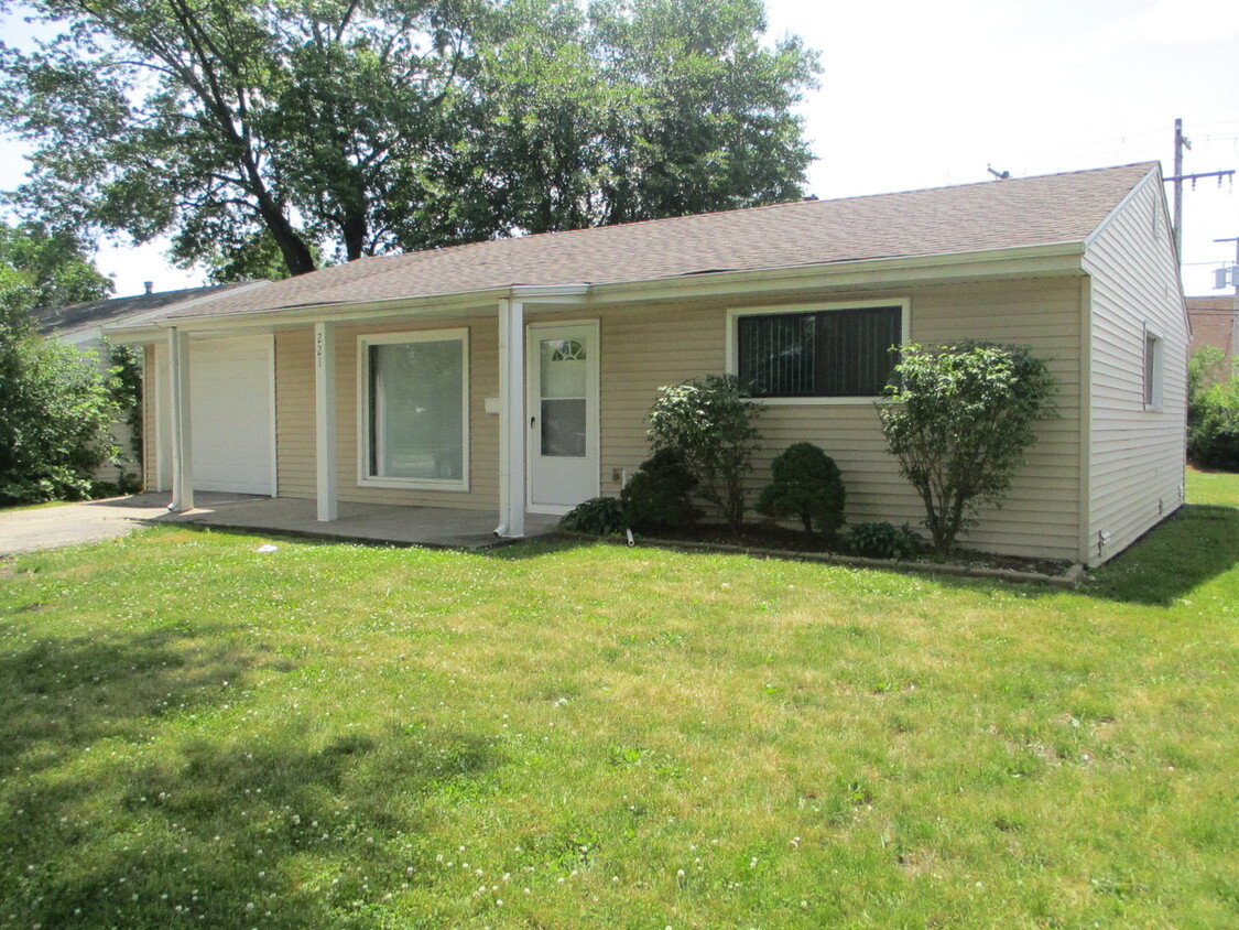 Primary Photo - 221 W Manchester Dr