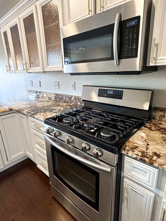 Building Photo - Beautiful Duplex, High End Finishes with L...