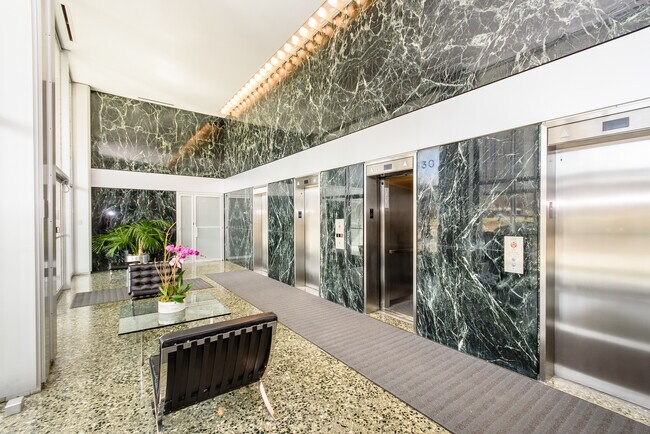 Foto del edificio - 330 W Diversey Pkwy