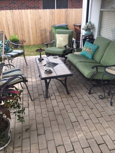 Primer plano del piso de ladrillo en el porche extendido. - 3809 Willie Mays Ln