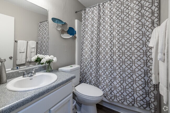 2BR, 1BA - 860SF2 - Baño - Residences at Overlook