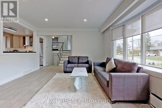 Building Photo - 9 Silverview Dr