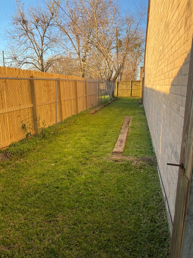 811 Buchta Rd, Angleton, TX 77515 Townhome Rentals in Angleton TX