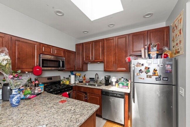 Photo - 1545 W Addison-2 Apartment