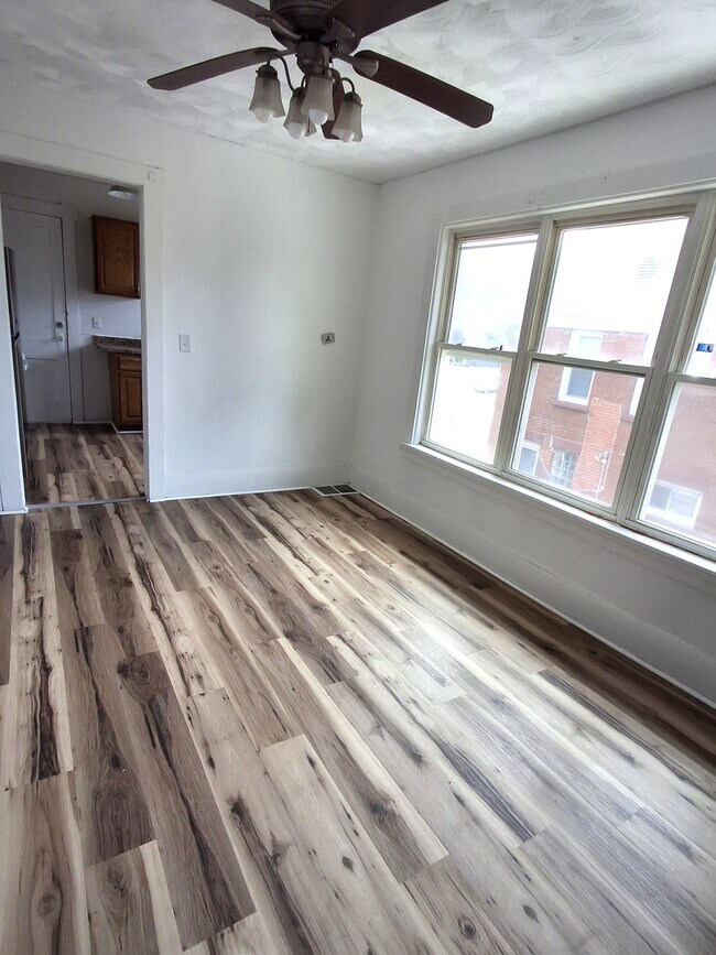 Foto del edificio - 205 E 3rd St