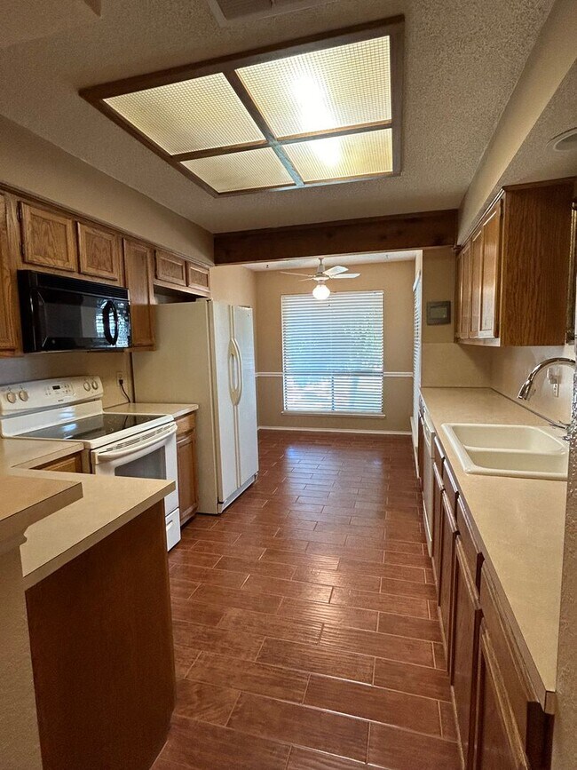 Foto del edificio - **LEASED** Beautiful Garden Home