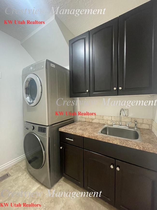 Building Photo - Charming 3 Bed, 2 Bath Home in South Salt Lake!