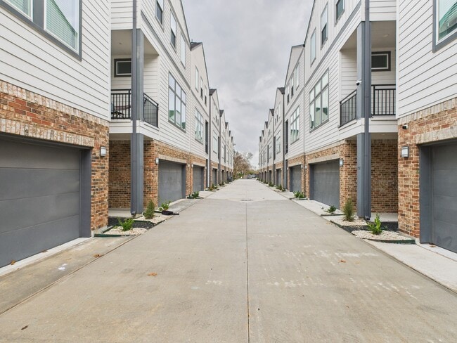 Building Photo - 754 W Donovan St