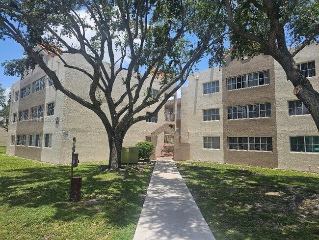 Foto del edificio - 6115 NW 186th St
