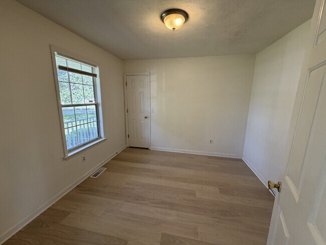 Foto del edificio - 304 Clearlake Ct