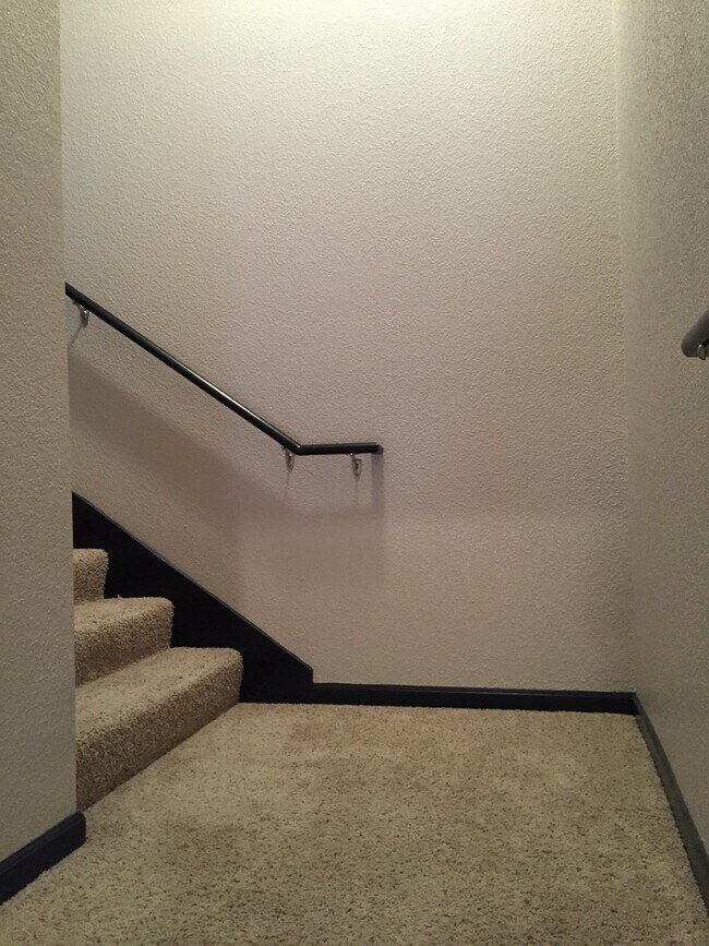 Foto del edificio - Large two bedroom apartment about a block away from Washburn University