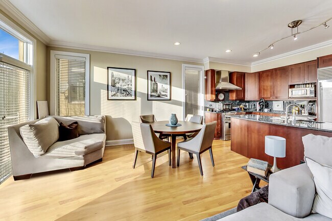 Foto del edificio - 2442 N Southport Ave
