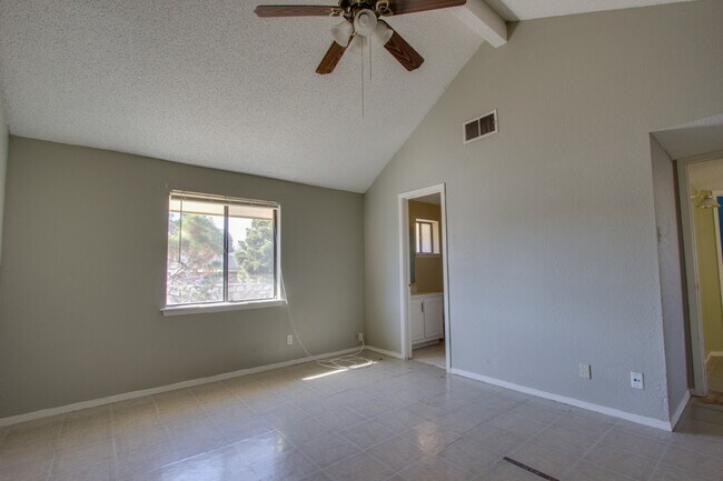 Foto del edificio - SPACIOUS EASTSIDE HOME
