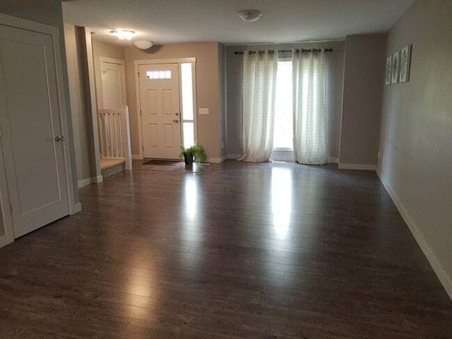 Photo du bâtiment - 721 177 St SW