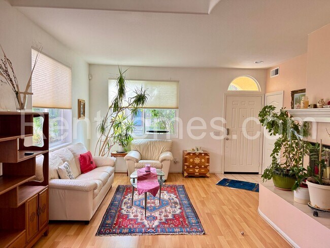 Foto del edificio - 12565 Carmel Canyon Rd
