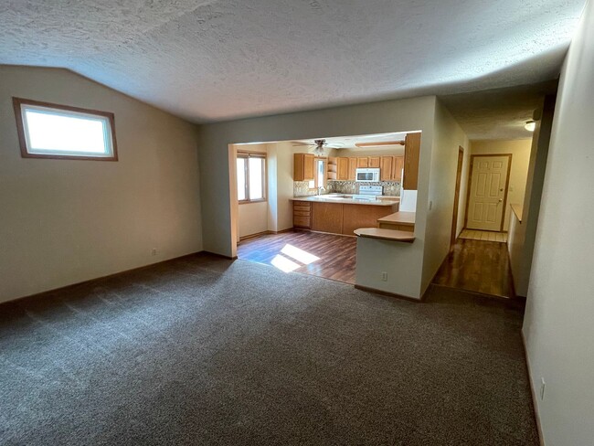 Building Photo - Spacious East Lincoln Townhome