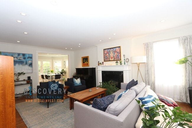 Foto del edificio - Sophisticated Piedmont Colonial with Enclosed Yard