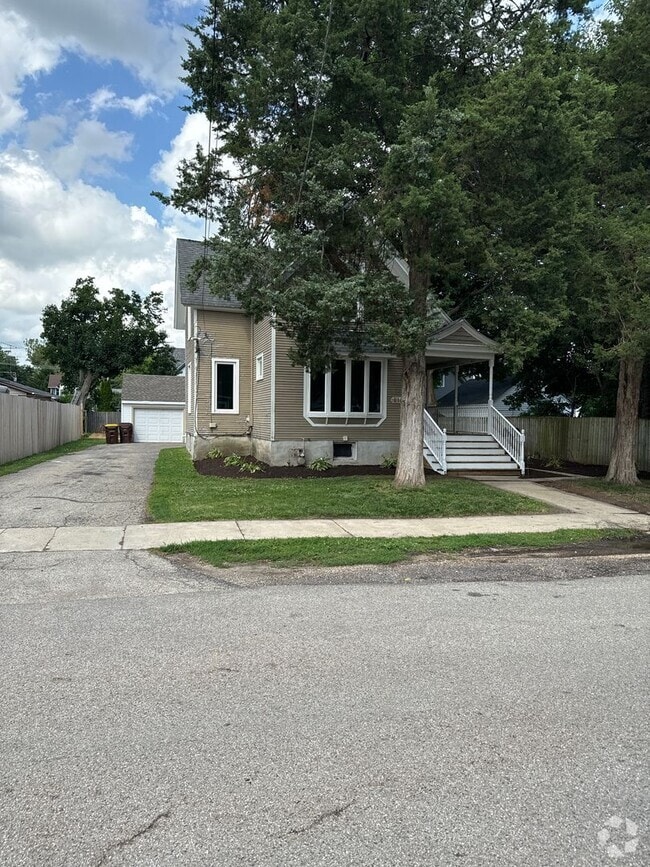 Building Photo - 615 Kishwaukee St
