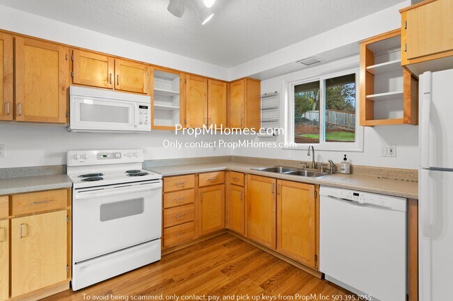 Building Photo - Classic Home In Gladstone W/ Huge Backyard!!