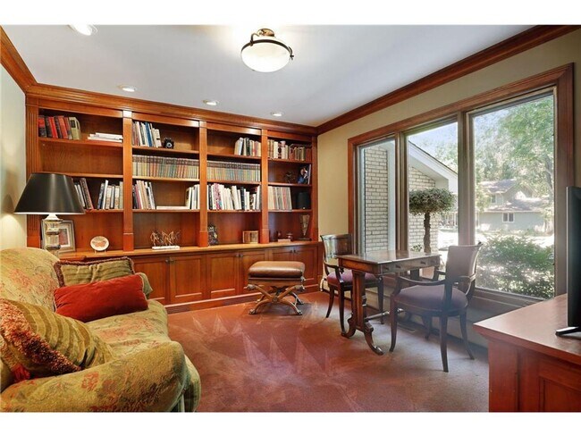 Foto del edificio - 7 Bedroom home near Cedar Lake