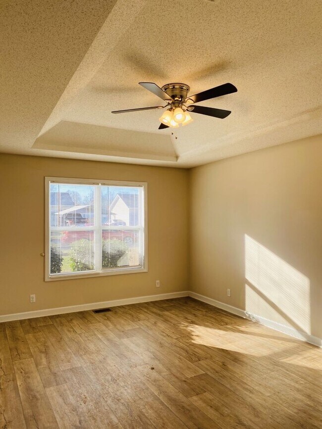 Building Photo - Charming ranch home.