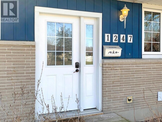 Photo du bâtiment - 1247 Kaladar Dr