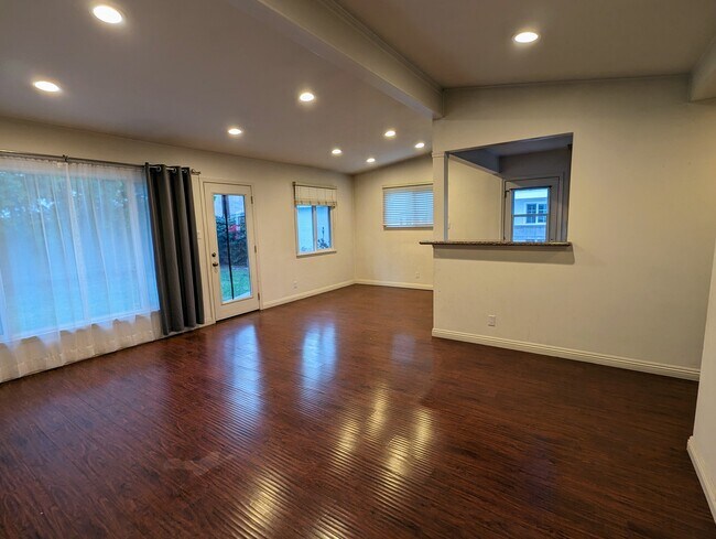 Sala de estar y área de comedor - 21413 Palos Verdes Blvd