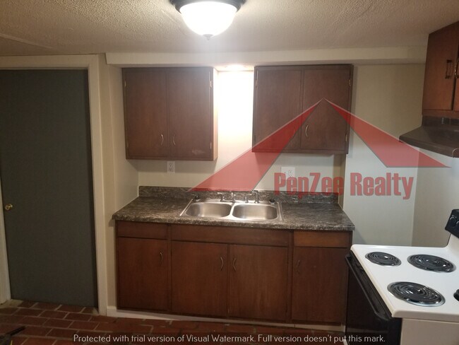 Kitchen - 944 Old Orchard Ave
